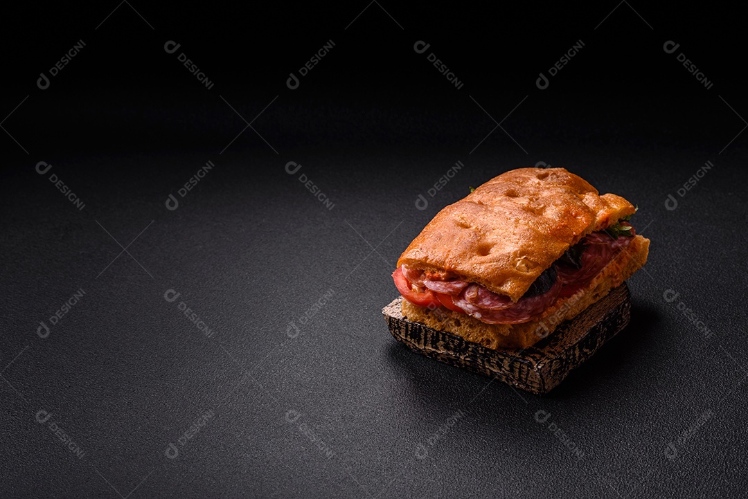 Pão italiano recheado em uma mesa de concreto