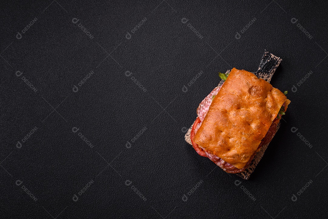 Pão italiano recheado em uma mesa de concreto