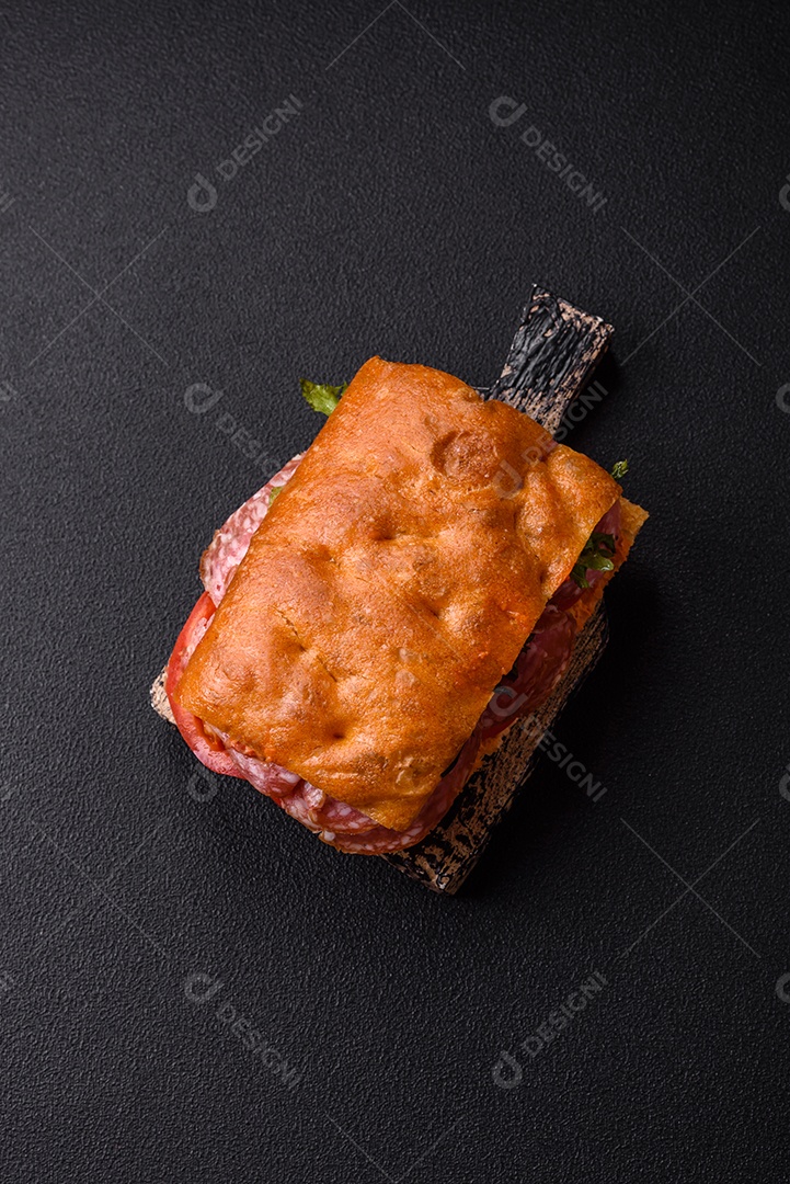 Pão italiano recheado em uma mesa de concreto