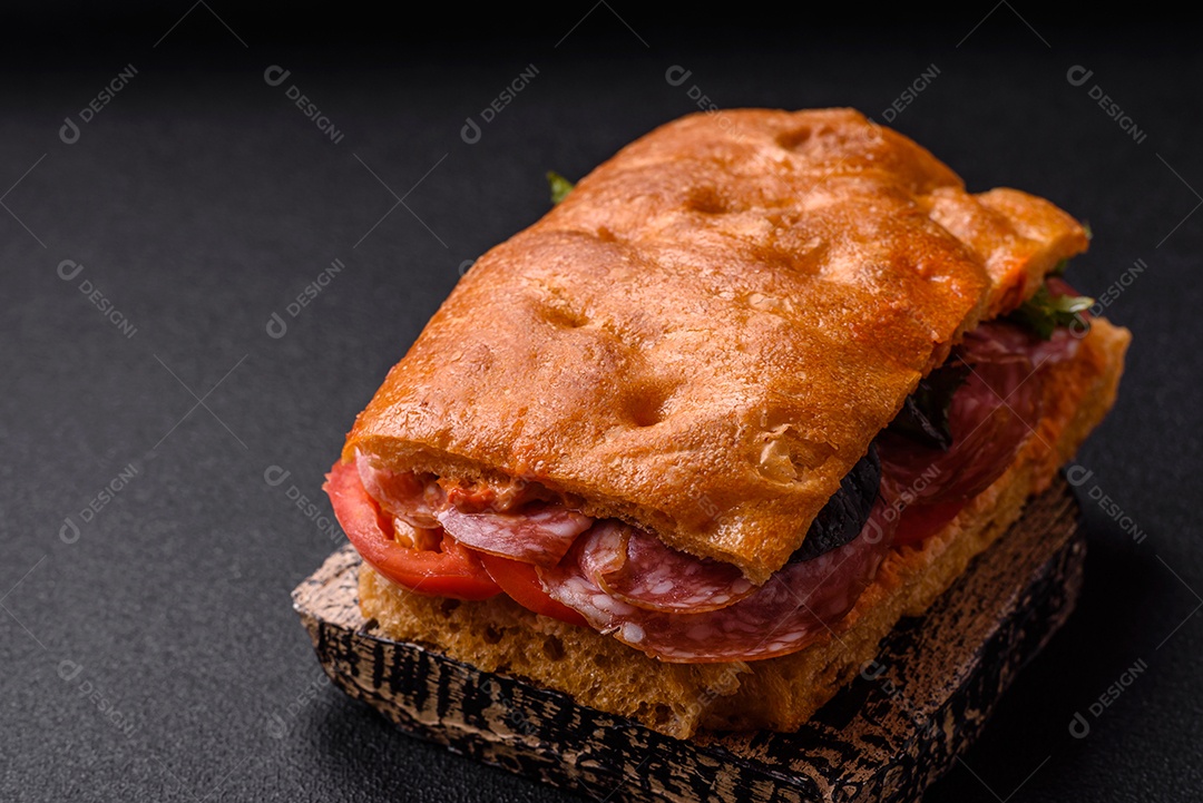 Pão italiano recheado em uma mesa de concreto