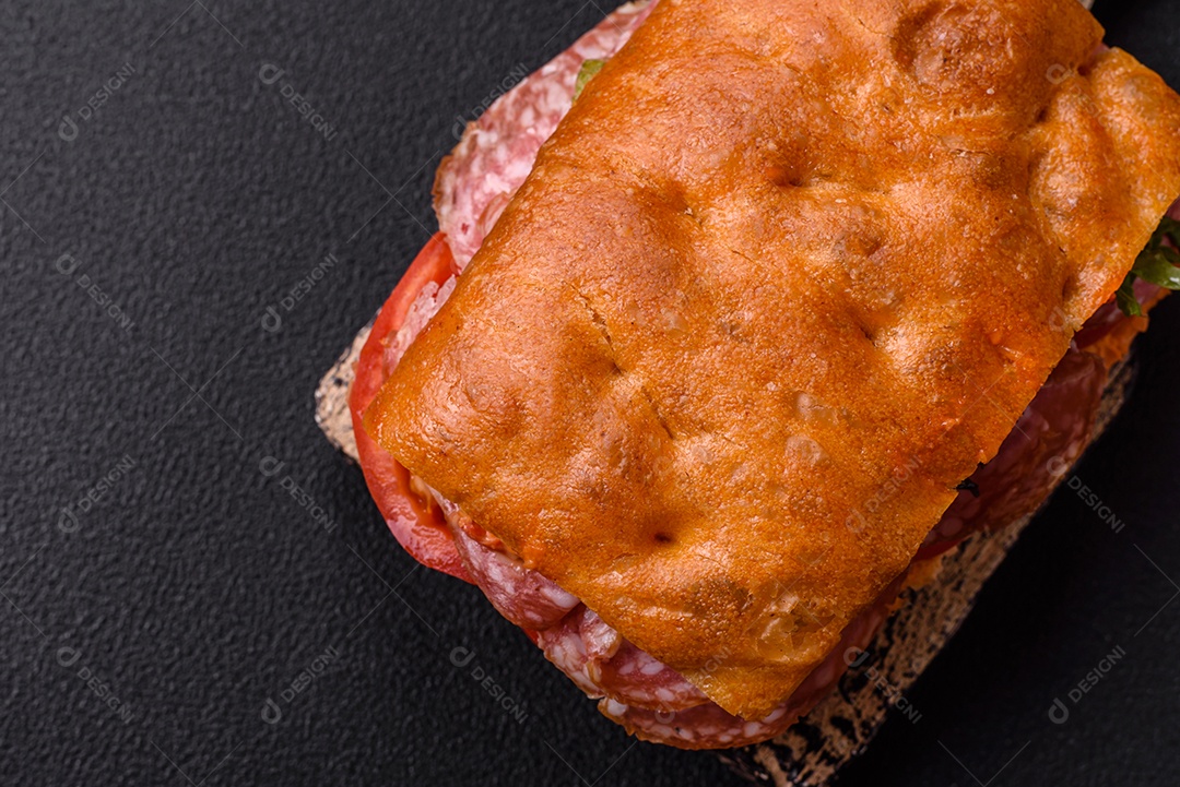 Pão italiano recheado em uma mesa de concreto