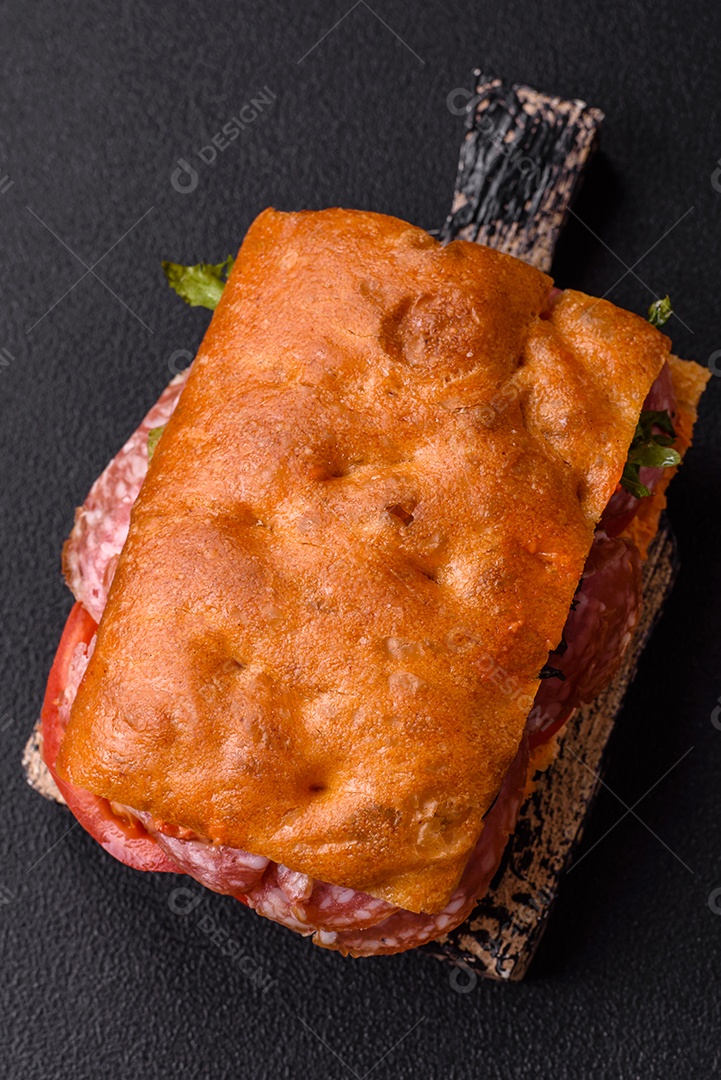 Pão italiano recheado em uma mesa de concreto
