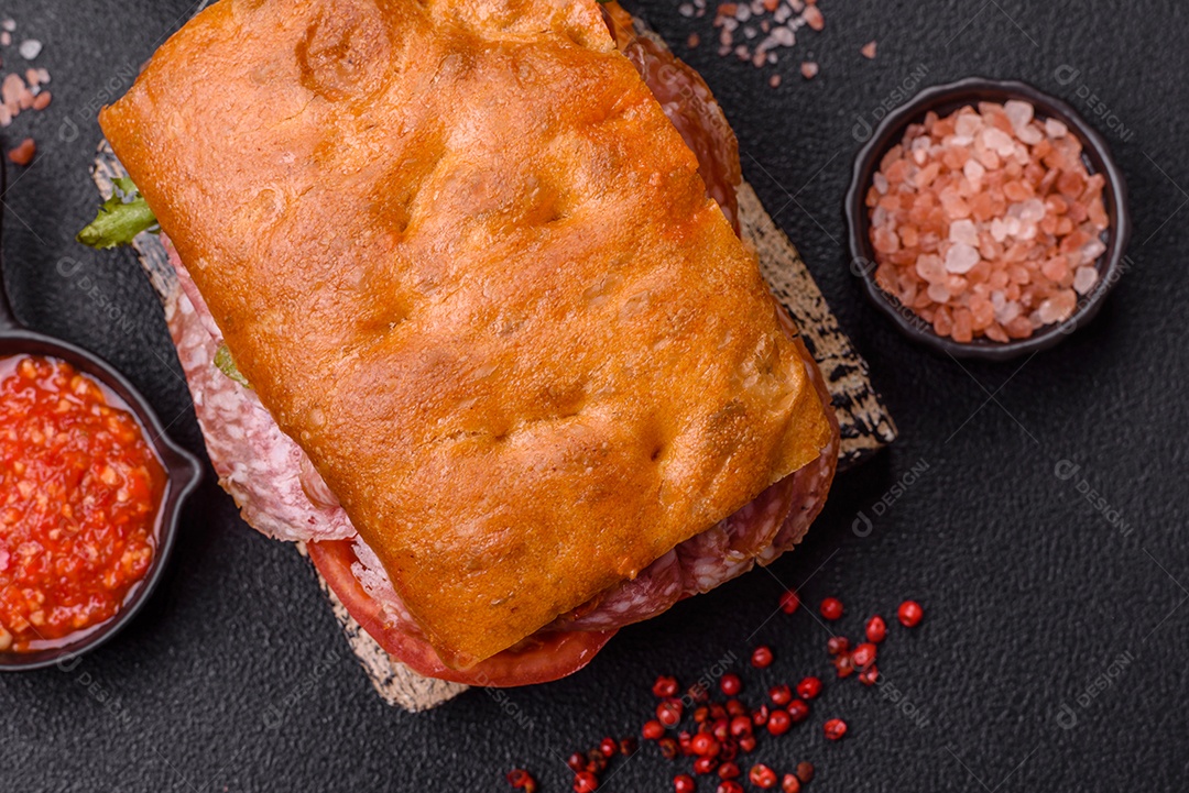 Pão italiano recheado em uma mesa de concreto