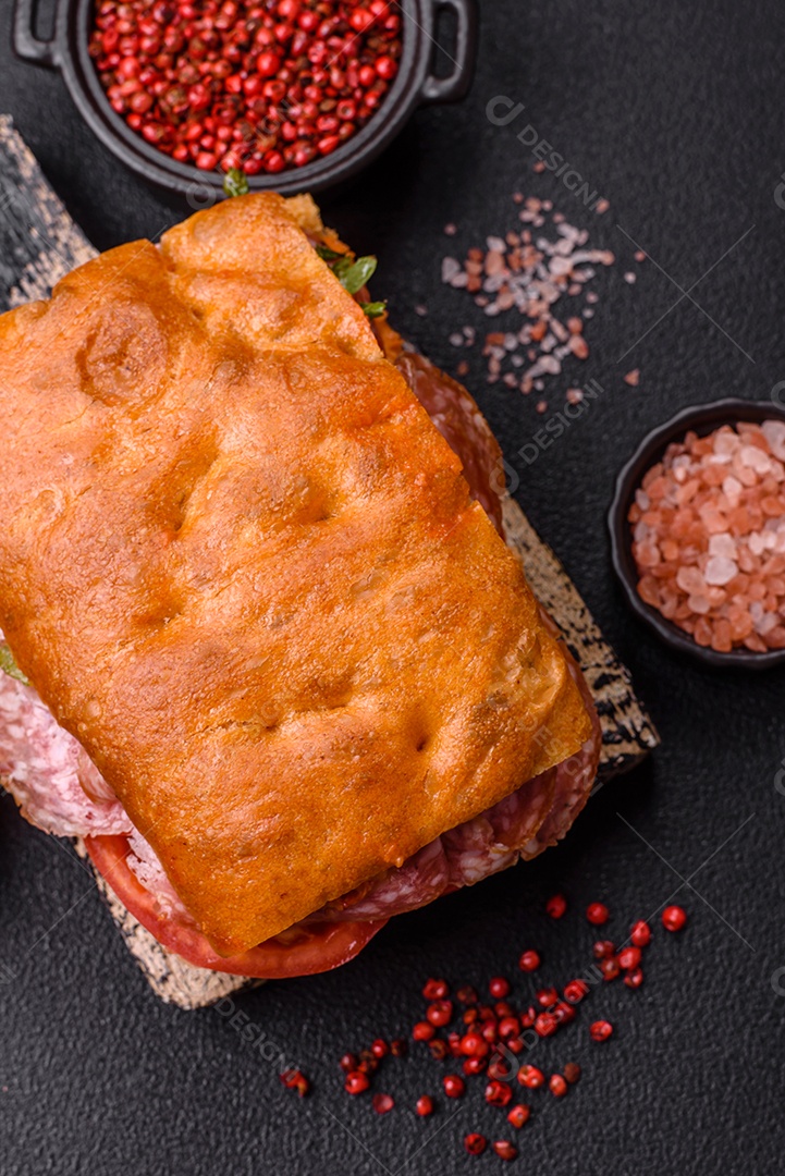Pão italiano recheado em uma mesa de concreto