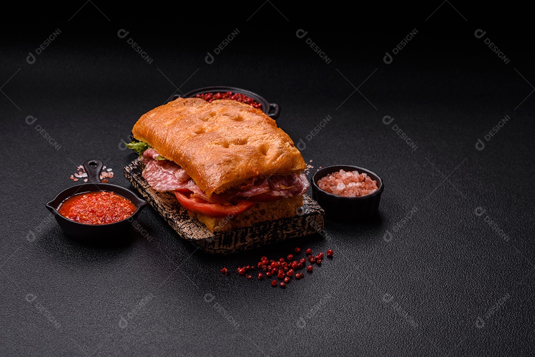 Pão italiano recheado em uma mesa de concreto