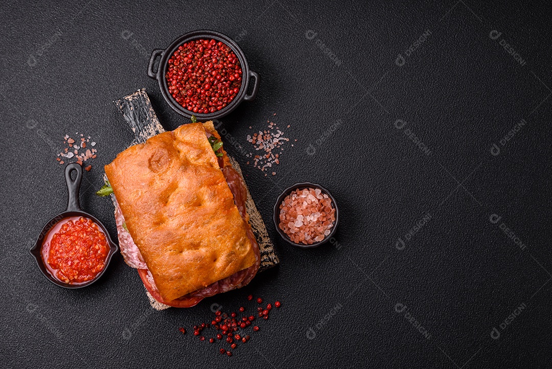 Pão italiano recheado em uma mesa de concreto
