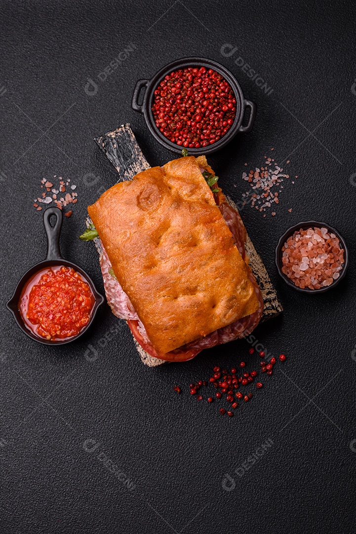 Pão italiano recheado em uma mesa de concreto