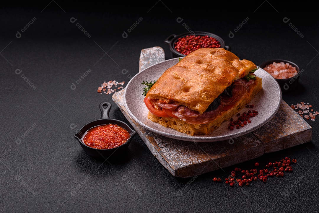 Pão italiano recheado em uma mesa de concreto