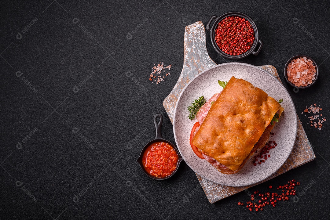 Pão italiano recheado em uma mesa de concreto