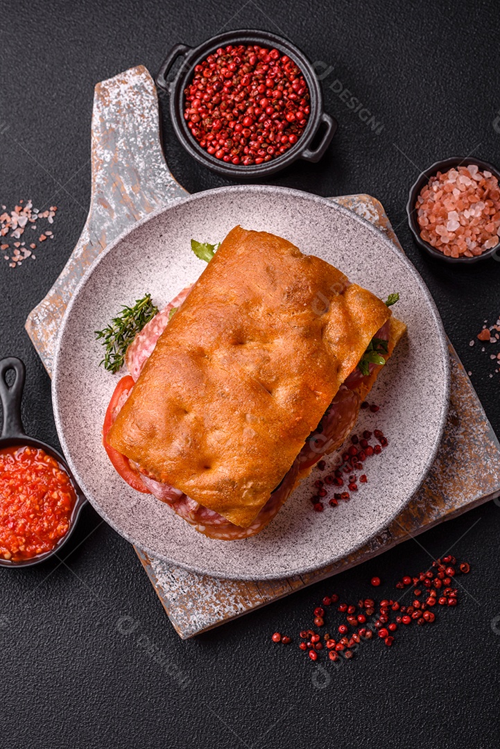 Pão italiano recheado em uma mesa de concreto