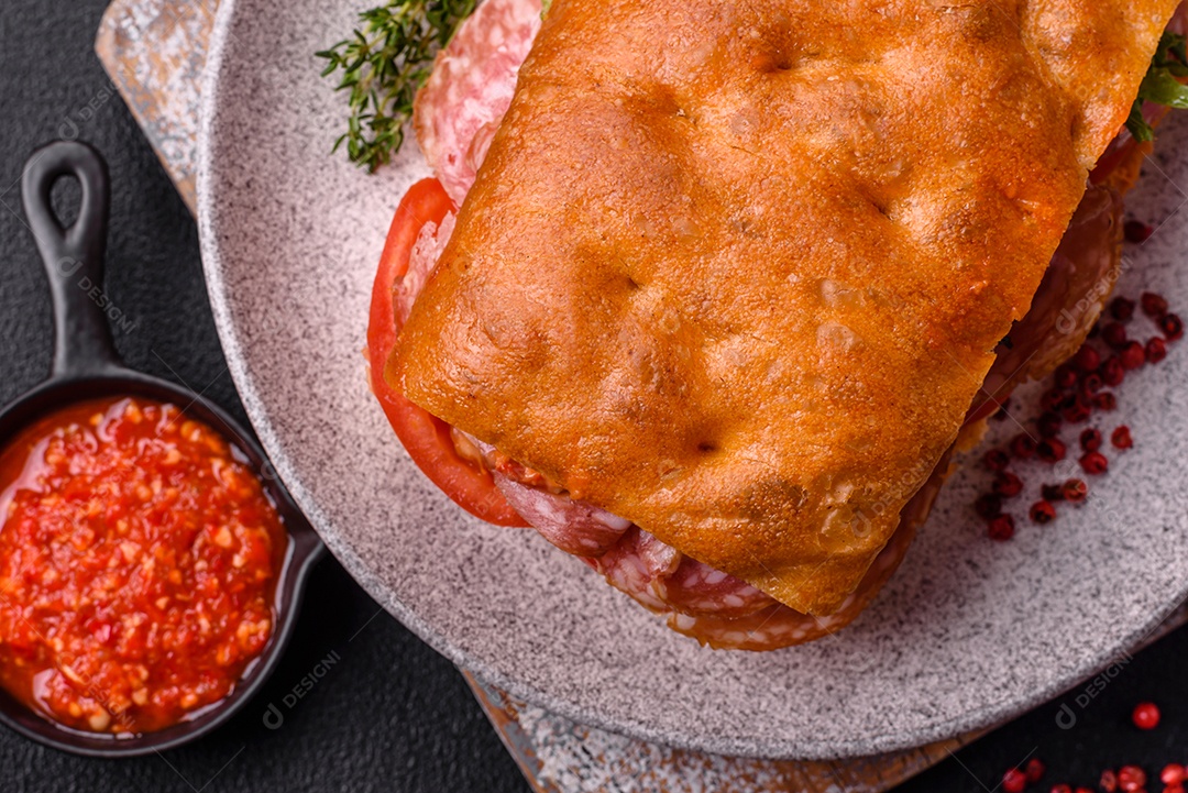 Pão italiano recheado em uma mesa de concreto