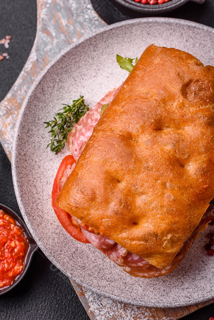 Pão italiano recheado em uma mesa de concreto