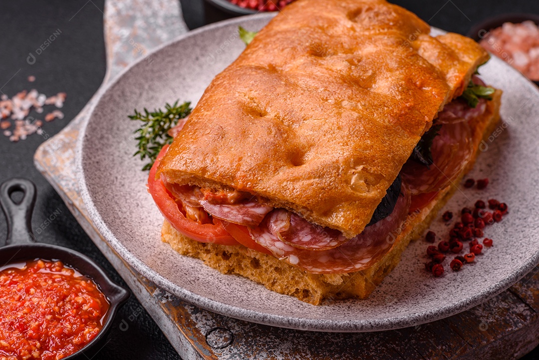 Pão italiano recheado em uma mesa de concreto