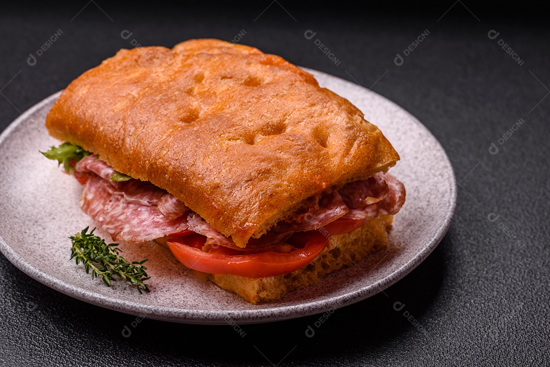 Pão italiano recheado em uma mesa de concreto
