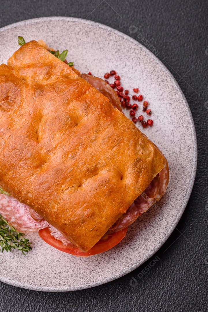 20241010-Pão italiano recheado em uma mesa de concreto.JPG