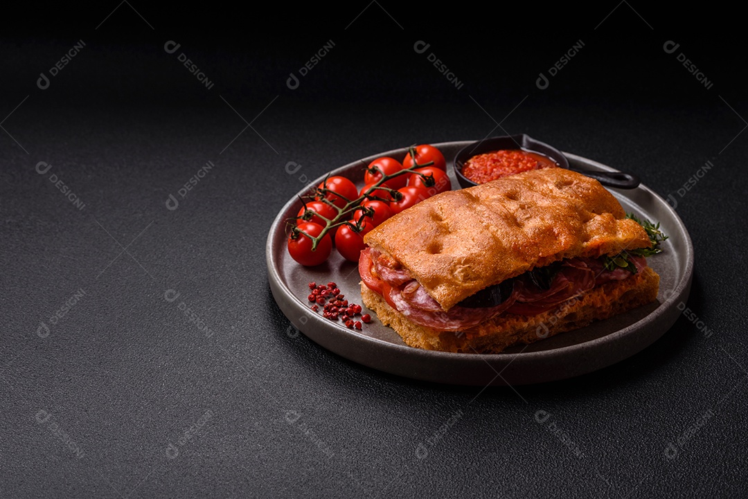 Pão italiano recheado em uma mesa de concreto