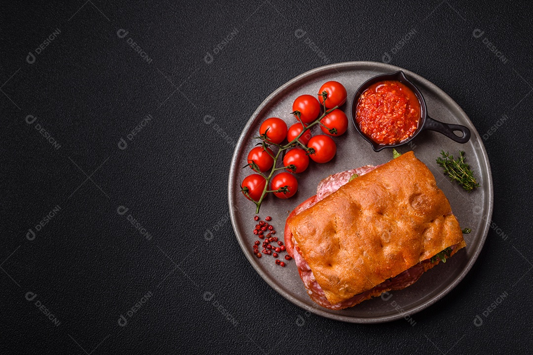 Pão italiano recheado em uma mesa de concreto