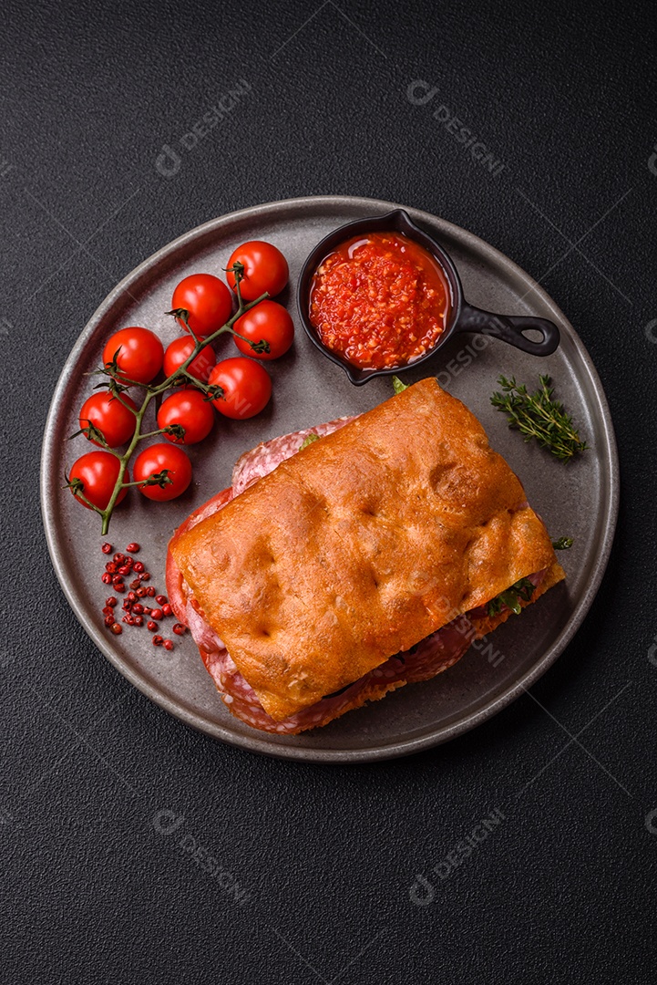 Pão italiano recheado em uma mesa de concreto