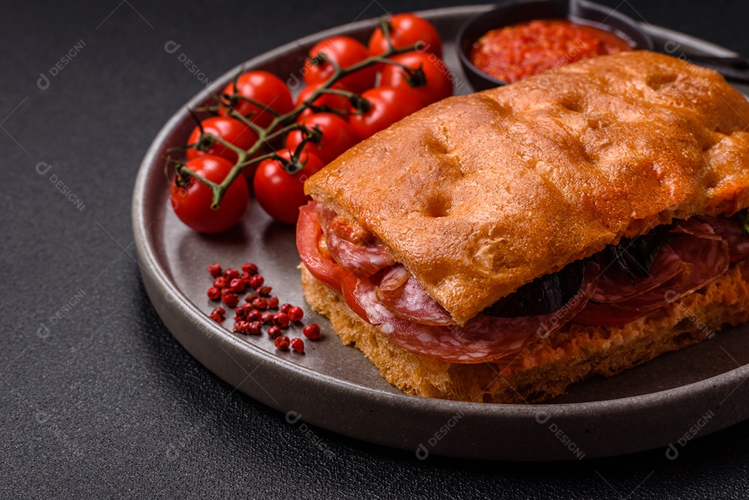 Pão italiano recheado em uma mesa de concreto