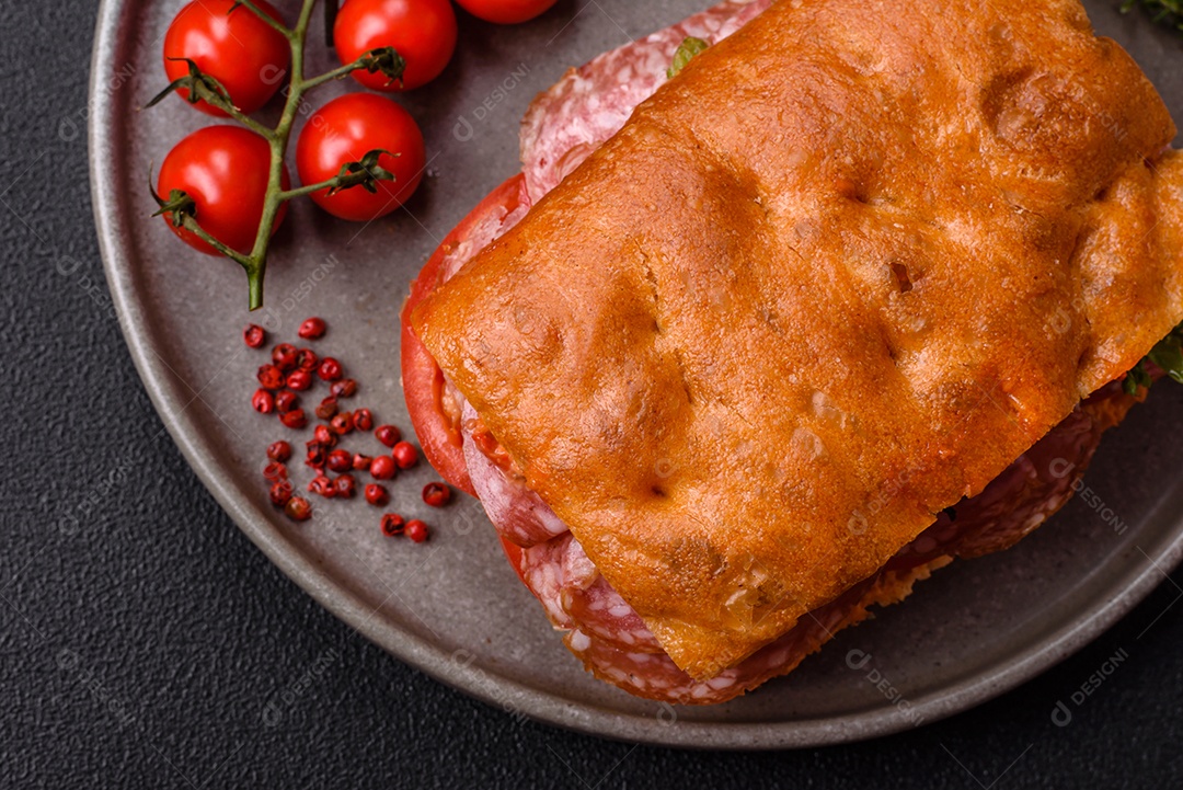 Pão italiano recheado em uma mesa de concreto