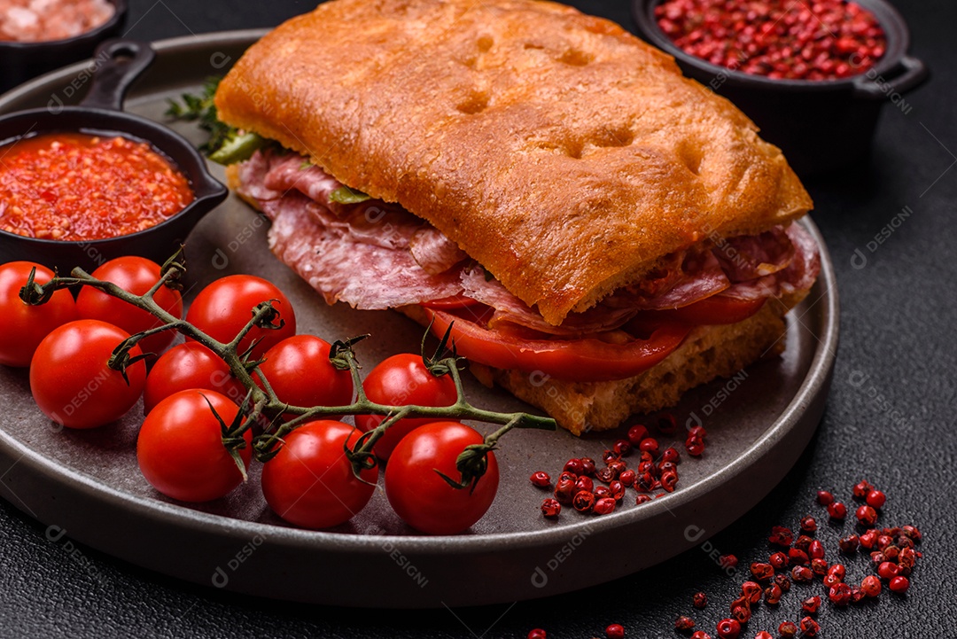 Pão italiano recheado em uma mesa de concreto