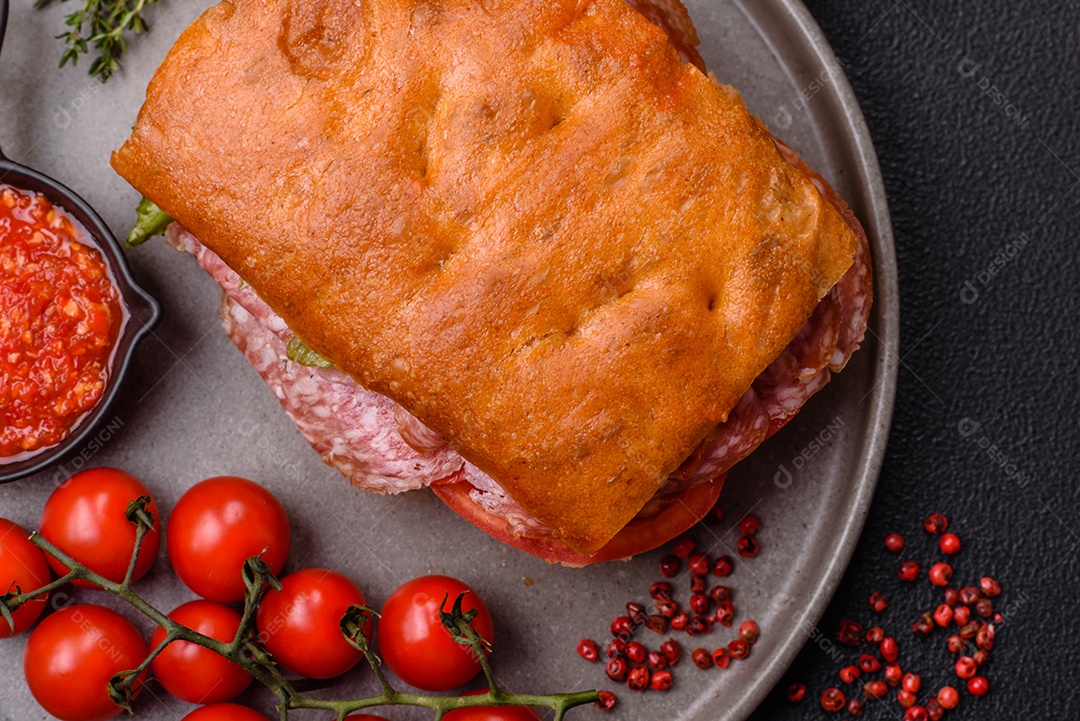 Pão italiano recheado em uma mesa de concreto