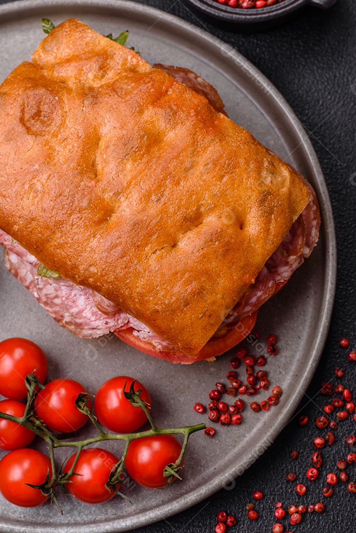Pão italiano recheado em uma mesa de concreto