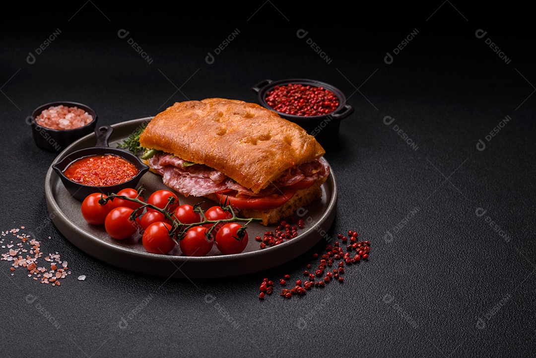 Pão italiano recheado em uma mesa de concreto