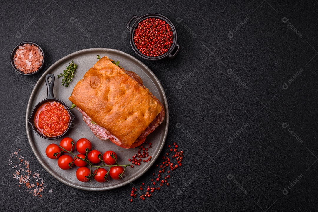 Pão italiano recheado em uma mesa de