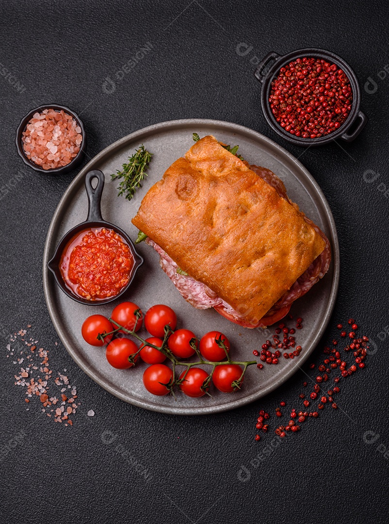 Pão italiano recheado em uma mesa de concreto