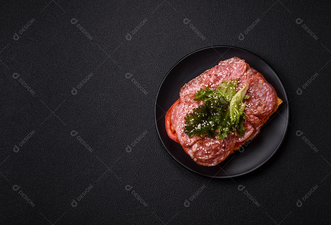 Salames frescos em uma mesa de concreto