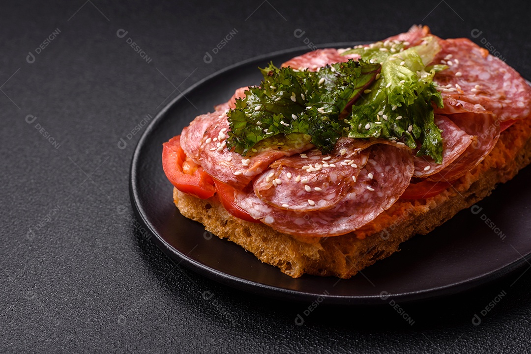 Salames frescos em uma mesa de concreto