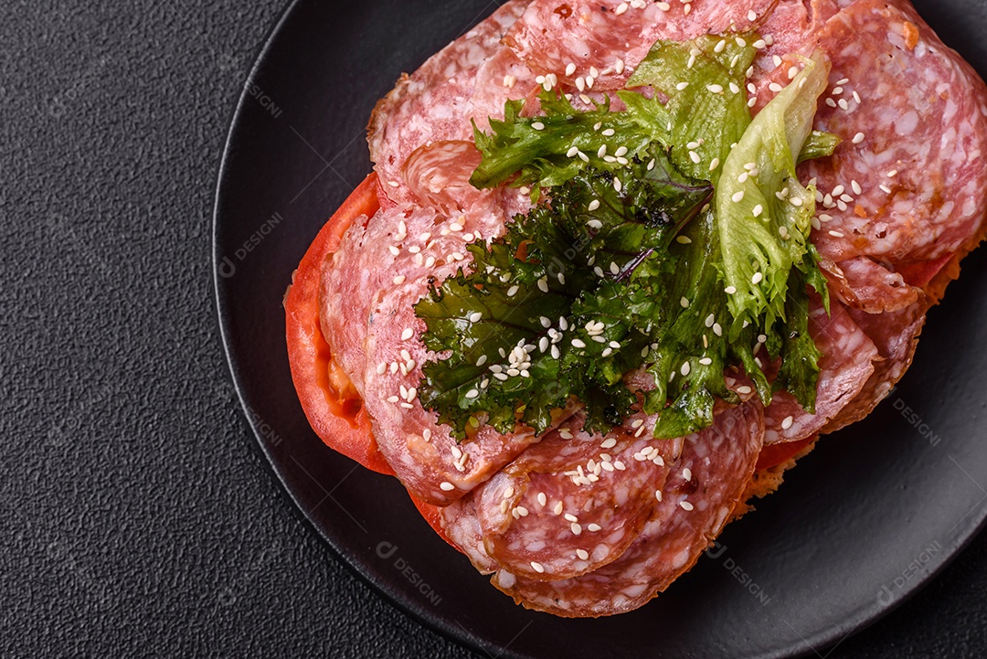 Salames frescos em uma mesa de concreto