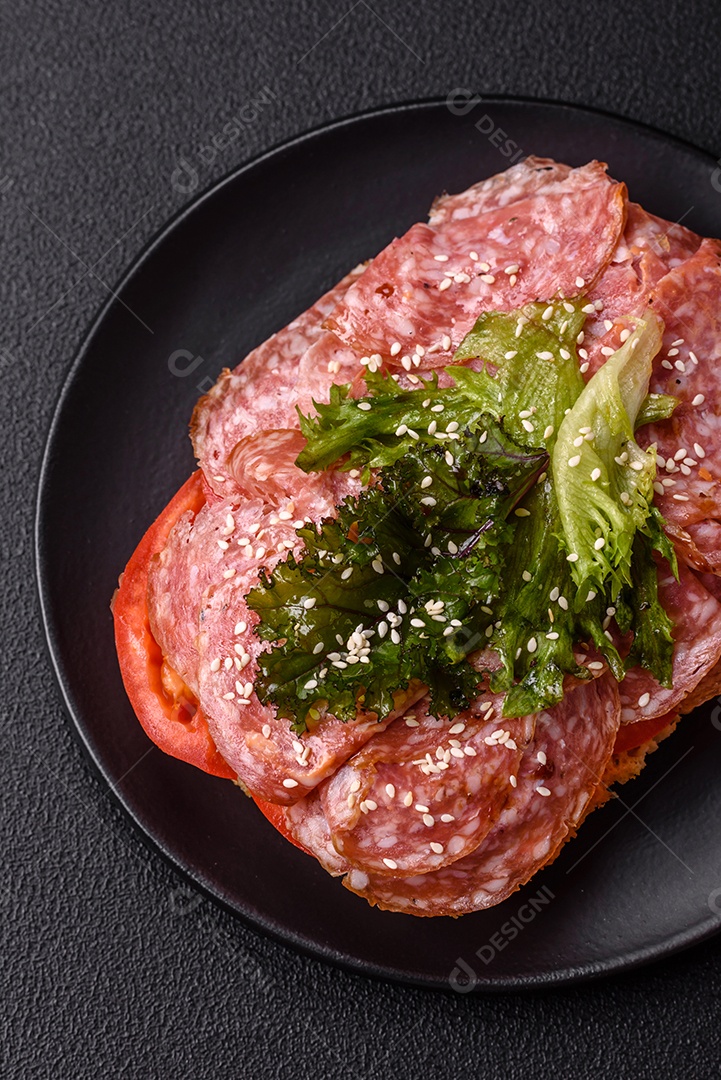 Salames frescos em uma mesa de concreto