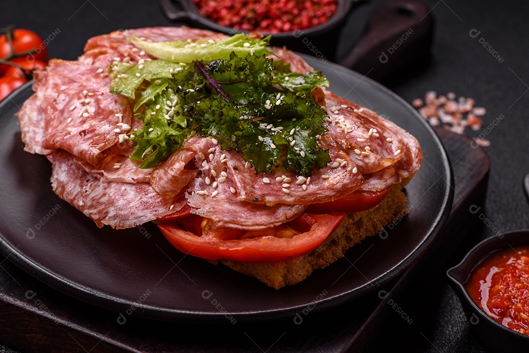 Salames frescos em uma mesa de concreto