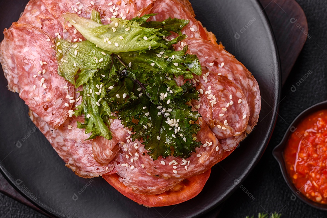 Salames frescos em uma mesa de concreto