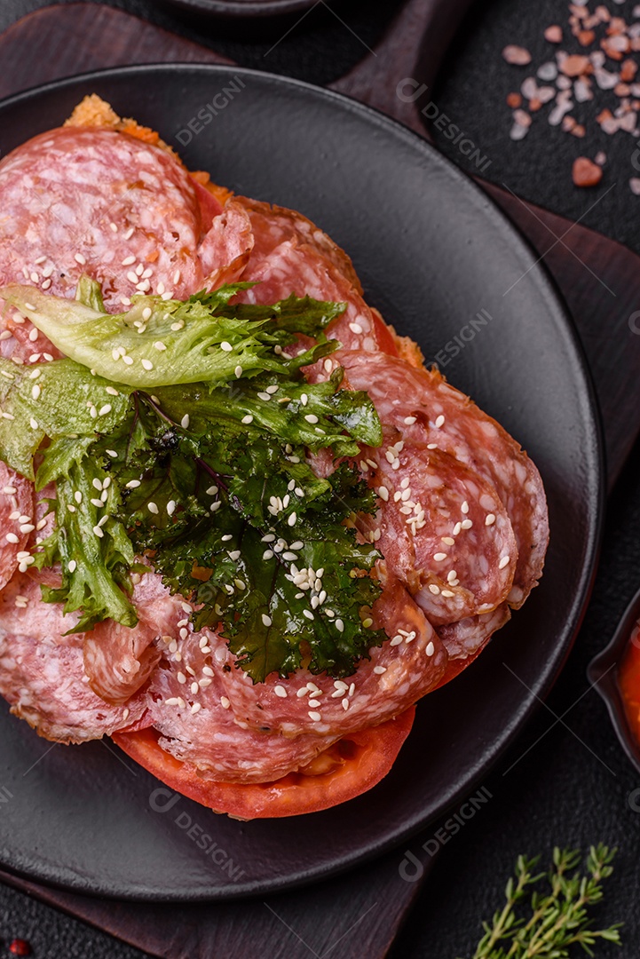 Salames frescos em uma mesa de concreto