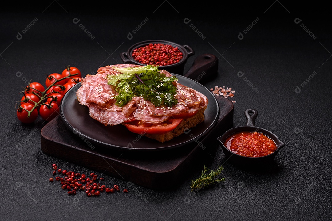 Salames frescos em uma mesa de concreto