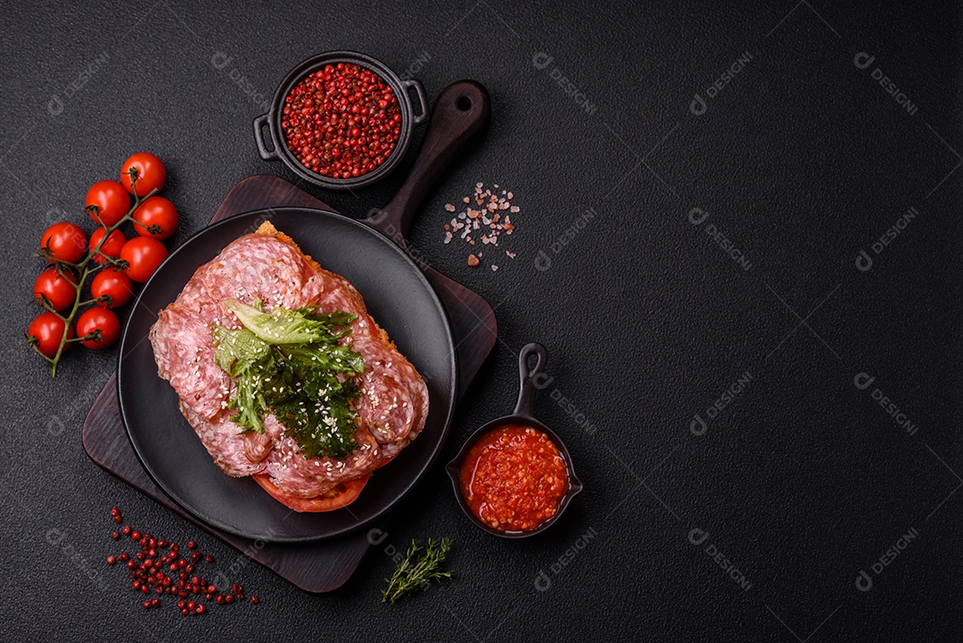 Salames frescos em uma mesa de concreto