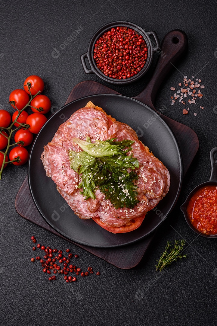 Salames frescos em uma mesa de concreto