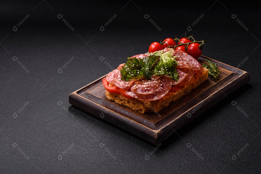 Salames frescos em uma mesa de concreto