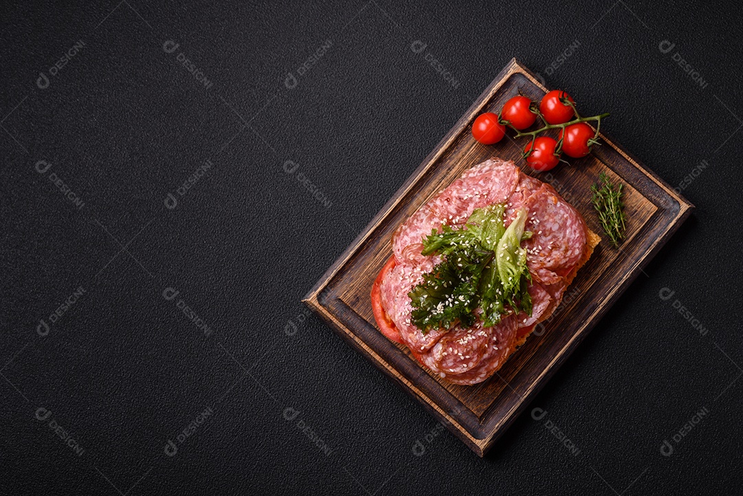 Salames frescos em uma mesa de concreto