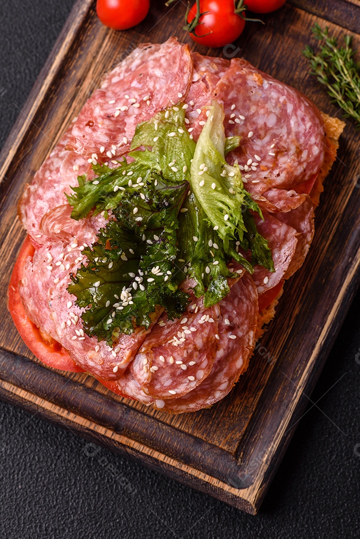 Salames frescos em uma mesa de concreto