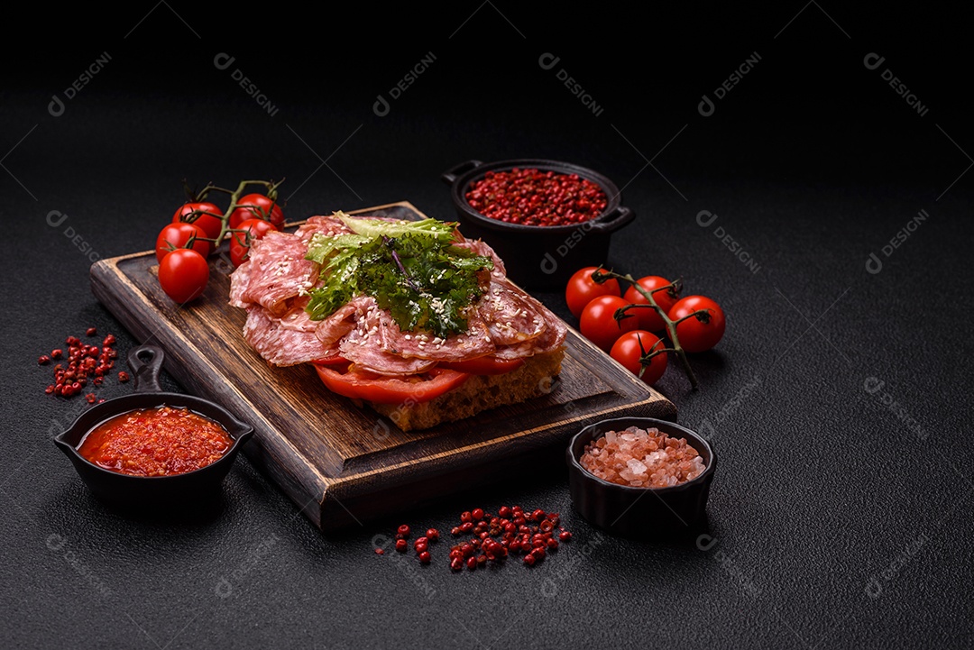 Salames frescos em uma mesa de concreto