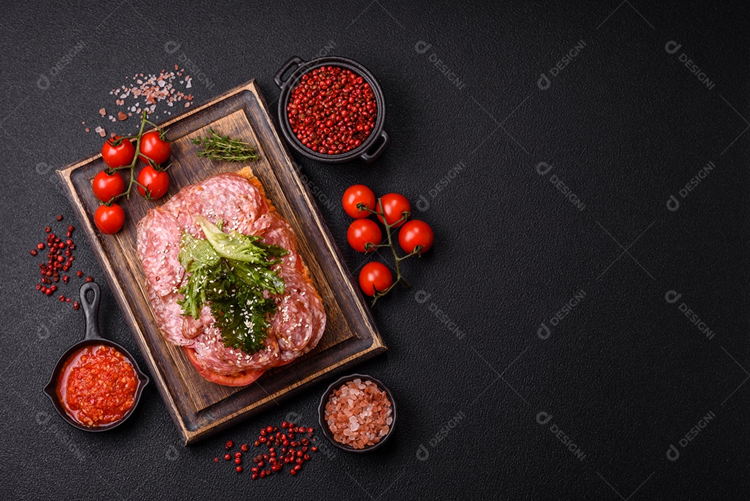 Salames frescos em uma mesa de concreto