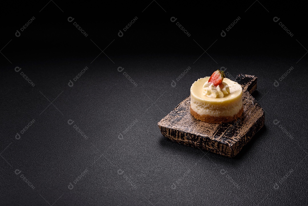 Delicioso mousse de fruta em uma mesa de concreto