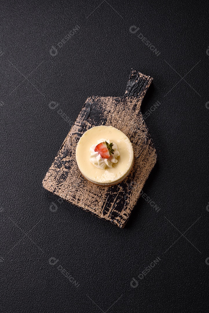 Delicioso mousse de fruta em uma mesa de concreto