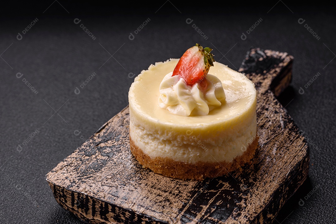 Delicioso mousse de fruta em uma mesa de concreto