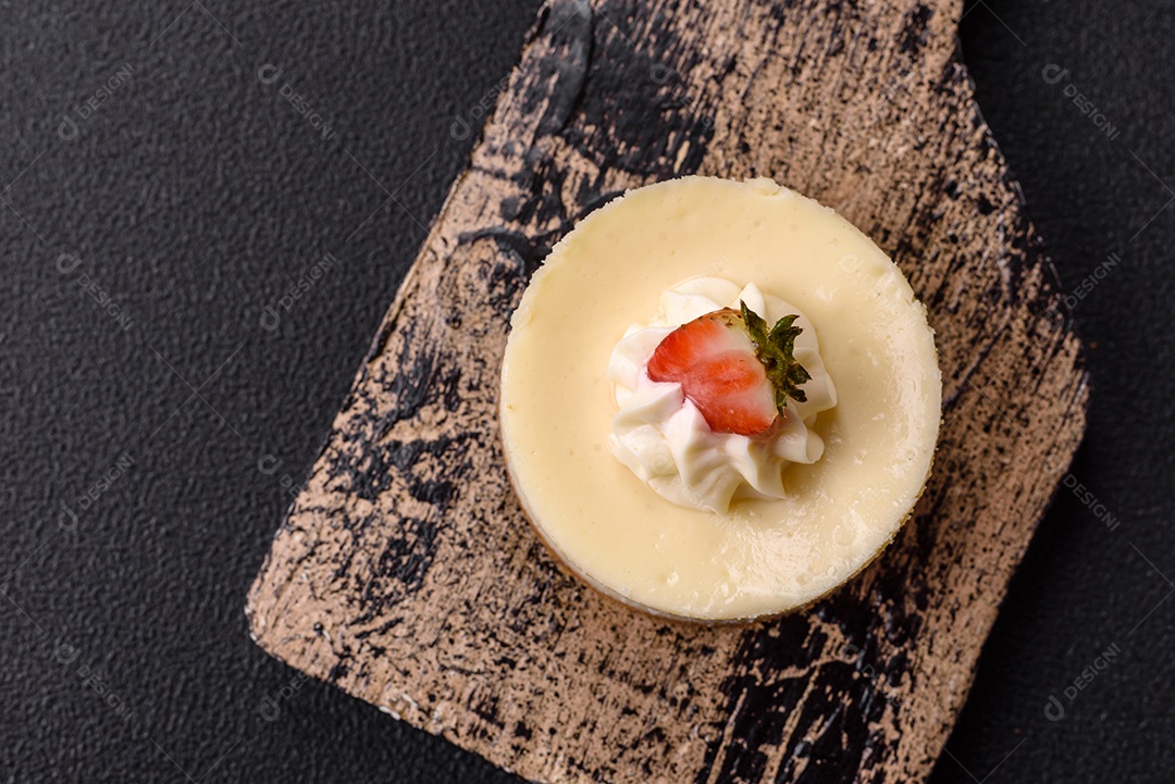 Delicioso mousse de fruta em uma mesa de concreto