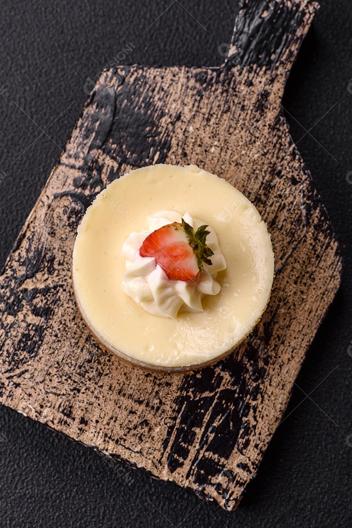 Delicioso mousse de fruta em uma mesa de concreto